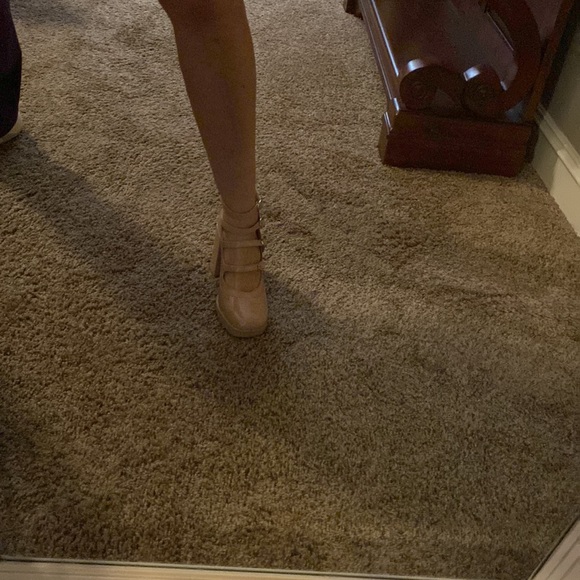 GB high heeled NEW, taupe, sz 8.5 patent shoes with 4 straps and zipper in back - Picture 10 of 14